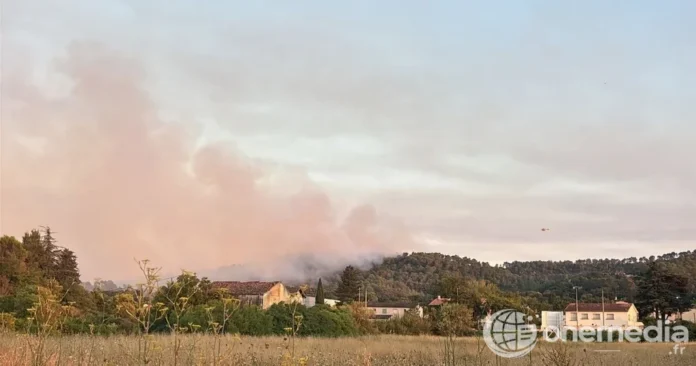 Fumée de l'incendie près de Brignoles dans le Var le 29 juillet 2026