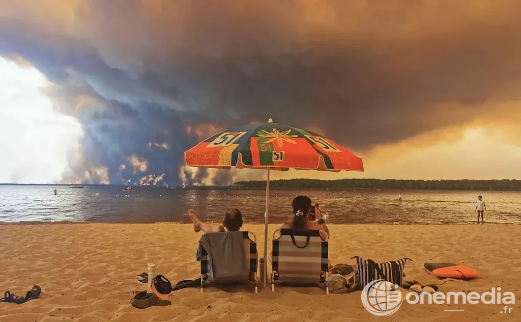 Des vacanciers au bord du lac de Lacanau, en Gironde, pendant les incendies de juillet 2026