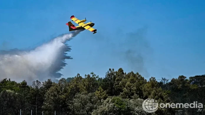 Un bombardier d'eau Canadair CL-415 largue de l'eau sur un incendie dans le sud de la France