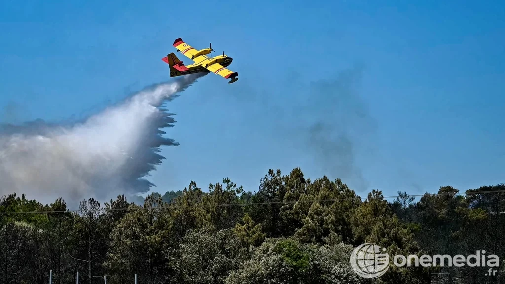 Un bombardier d'eau Canadair CL-415 largue de l'eau sur un incendie dans le sud de la France