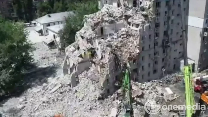 Vue d'immeubles d'habitation endommagés à Kiev après l'attaque russe massive de la nuit du 1er au 2 juillet 2026