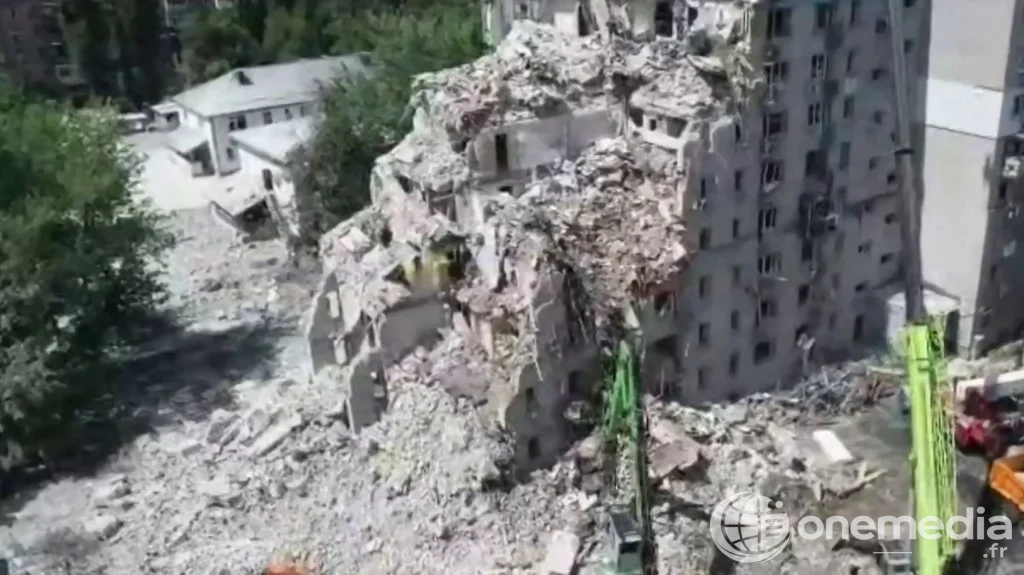 Vue d'immeubles d'habitation endommagés à Kiev après l'attaque russe massive de la nuit du 1er au 2 juillet 2026