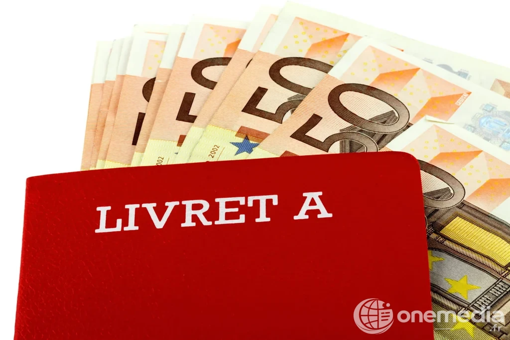 Épargne des ménages : billets et pièces symbolisant le Livret A et l'épargne réglementée française
