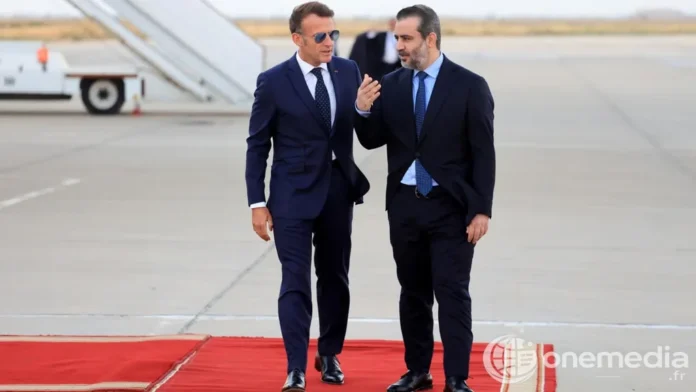 Le président français Emmanuel Macron accueilli à son arrivée à l'aéroport de Damas par le ministre syrien des Affaires étrangères Assaad al-Chaibani, le 6 juillet 2026