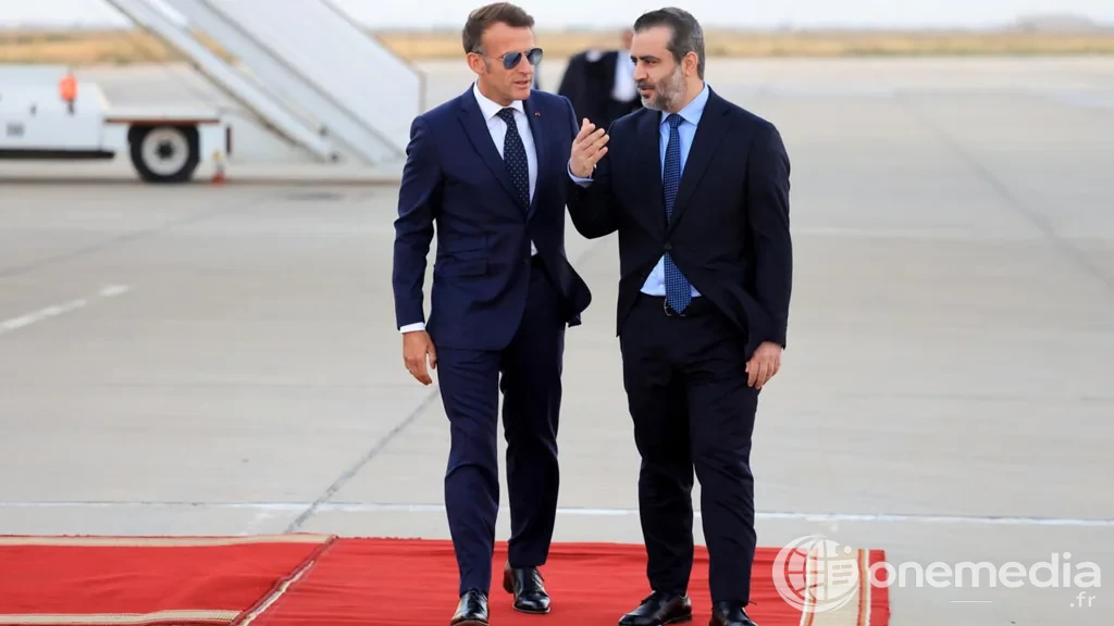 Le président français Emmanuel Macron accueilli à son arrivée à l'aéroport de Damas par le ministre syrien des Affaires étrangères Assaad al-Chaibani, le 6 juillet 2026