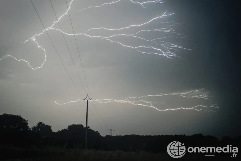 Carte météo illustrant le risque d'orages en France le 16 juillet 2026