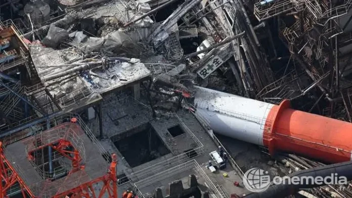 Cheminée effondrée dans une usine de Yatsushiro après le séisme de Kumamoto