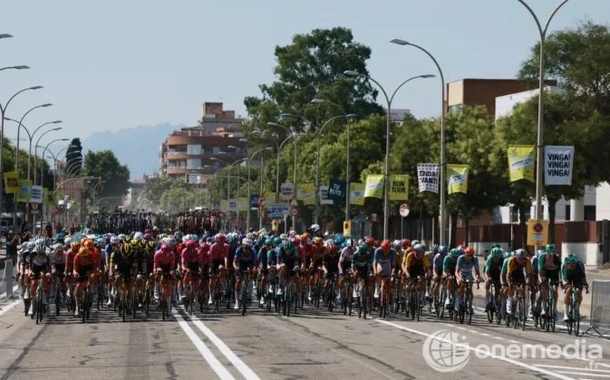 Peloton du Tour de France 2026 s'apprêtant à franchir la frontière espagnole pour entrer en France.
