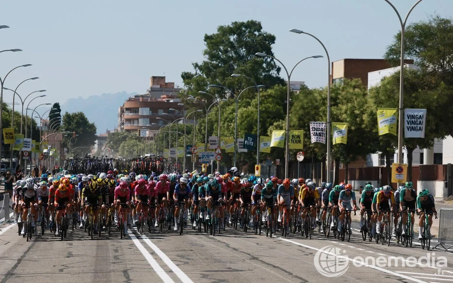 Peloton du Tour de France 2026 s'apprêtant à franchir la frontière espagnole pour entrer en France.