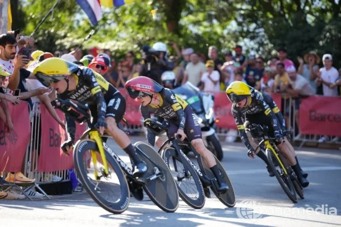 Jonas Vingegaard franchit la ligne d'arrivée en jaune sur la colline de Montjuïc