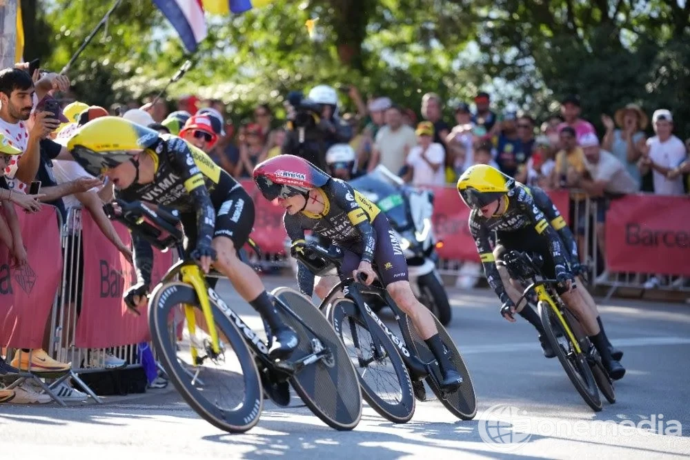 Jonas Vingegaard franchit la ligne d'arrivée en jaune sur la colline de Montjuïc