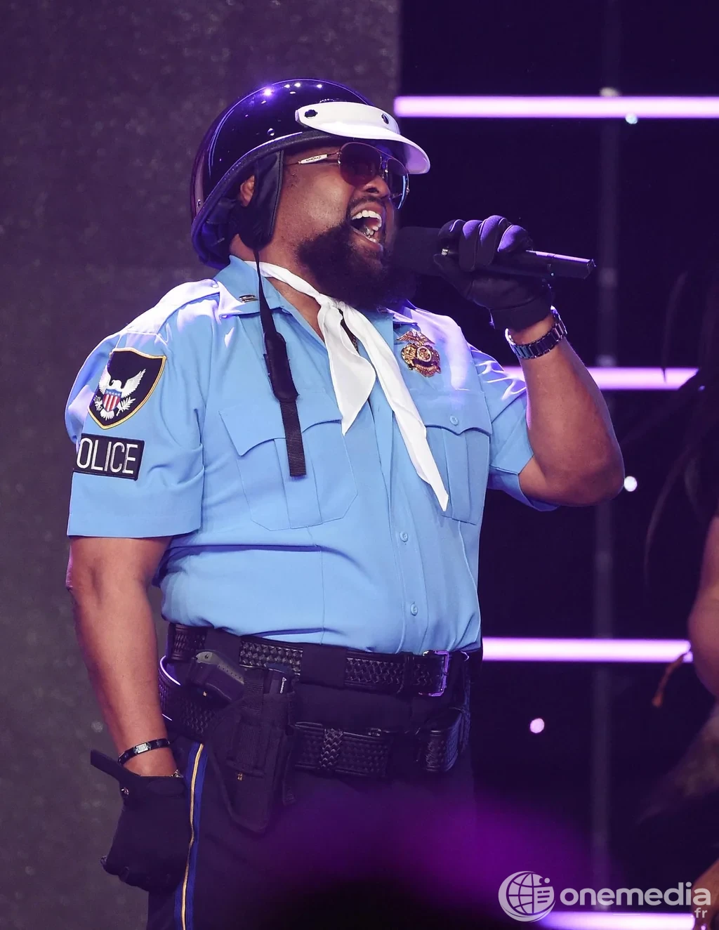 Victor Willis, chanteur des Village People, photographié aux Streamy Awards à Los Angeles en 2017, dans son costume de policier