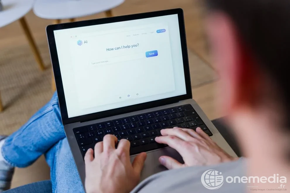 Personne utilisant un chatbot d’intelligence artificielle sur un ordinateur portable