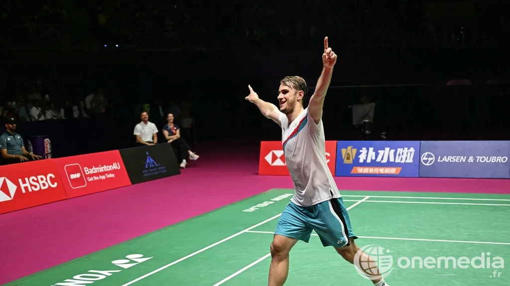 Alex Lanier célèbre sa victoire en finale des Championnats du monde de badminton à New Delhi