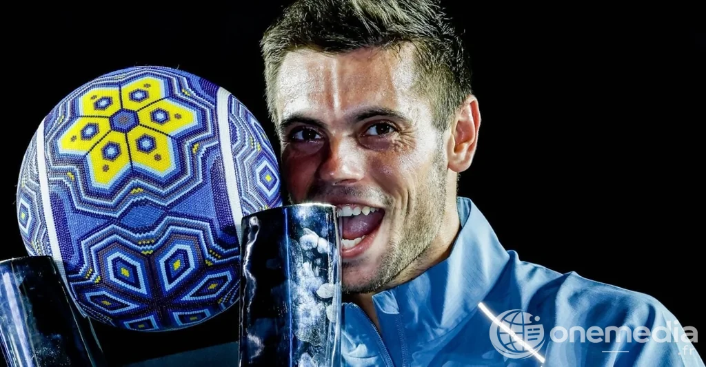 Arthur Gea avec le trophée à Los Cabos