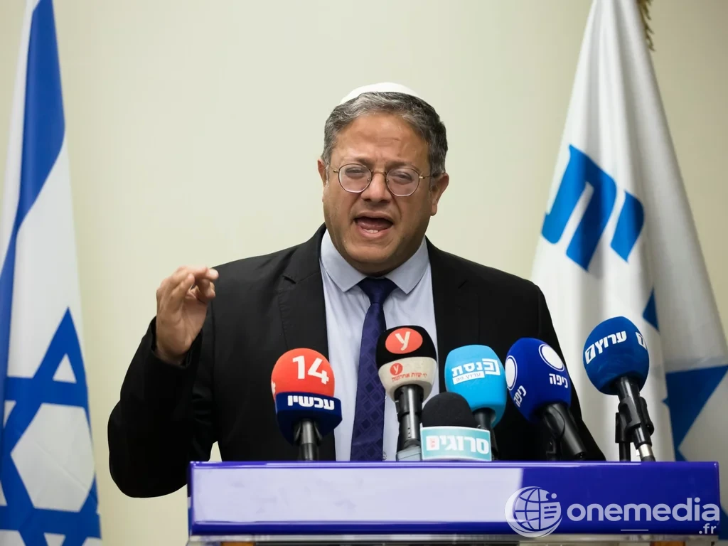 Itamar Ben Gvir s’exprime devant des microphones.