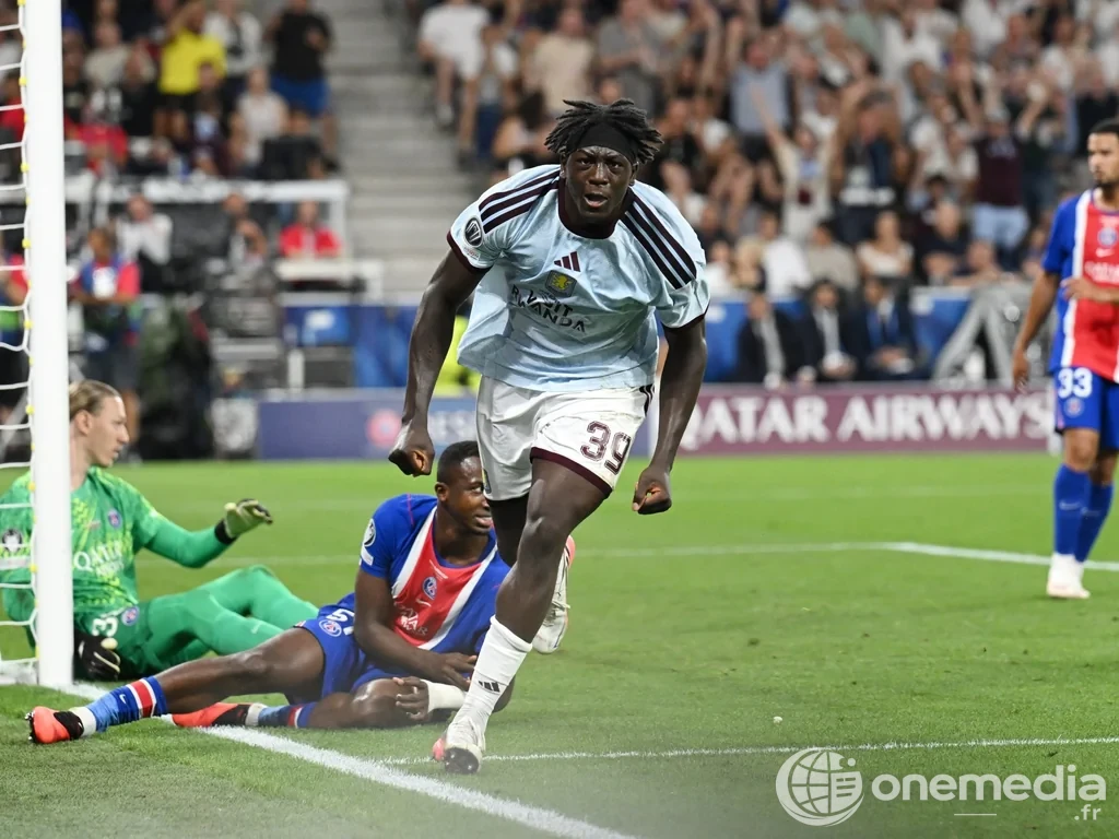 Brian Madjo sous le maillot d’Aston Villa lors de la Supercoupe d’Europe.