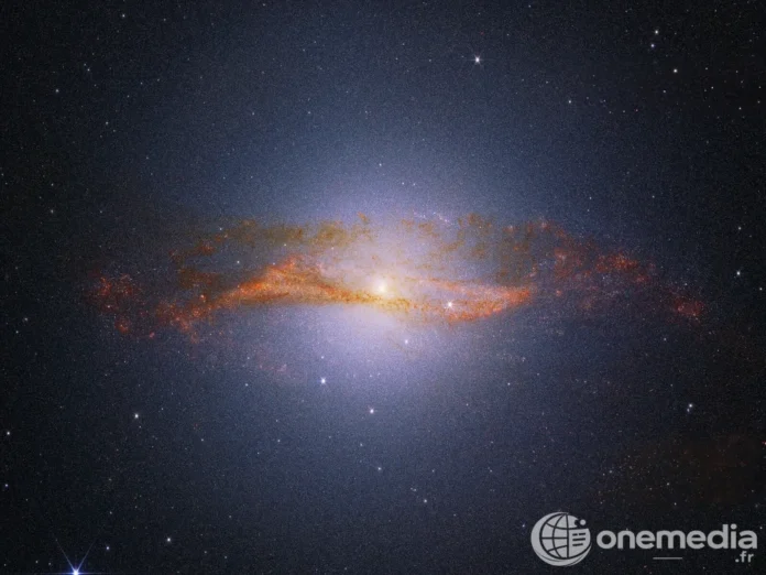 Vue infrarouge de la galaxie Centaurus A, avec sa bande de poussière et son noyau lumineux