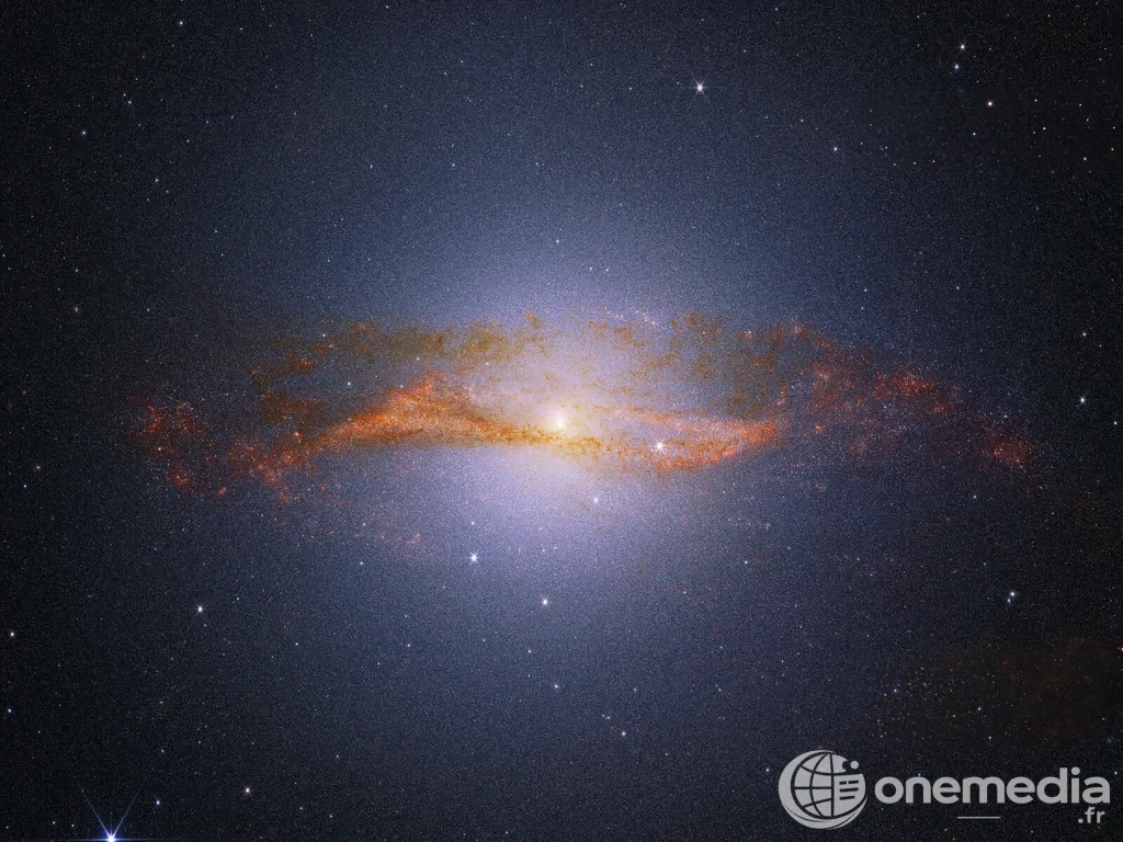 Vue infrarouge de la galaxie Centaurus A, avec sa bande de poussière et son noyau lumineux