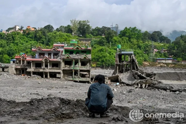 Maisons endommagées après les crues dans le district de Nuwakot au Népal, le 31 août 2026