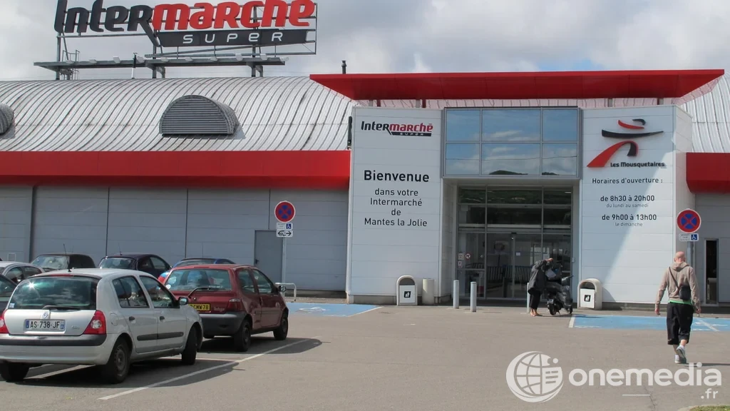 Façade d’un supermarché Intermarché à Mantes-la-Jolie