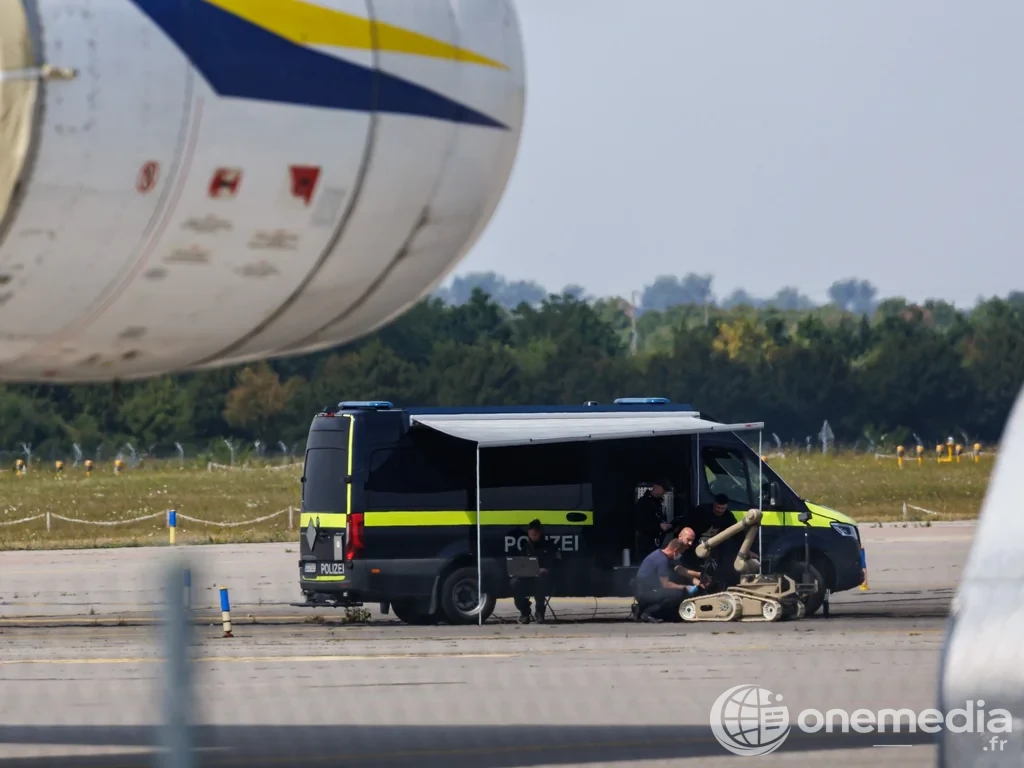 Policiers et robot de déminage sur le tarmac, près d’un avion-cargo à l’aéroport de Leipzig/Halle.