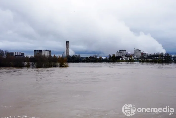 Centrale nucléaire de Chinon vue depuis la Loire