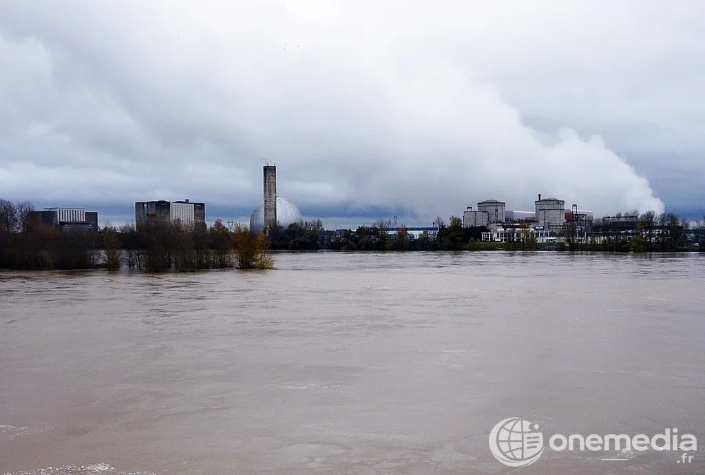 Centrale nucléaire de Chinon vue depuis la Loire