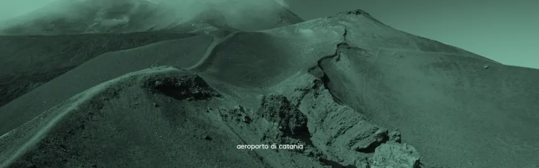 Panache volcanique de l’Etna illustrant la perturbation du trafic aérien à Catane