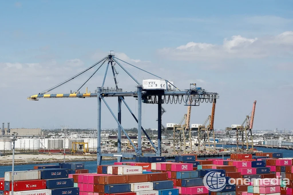 Conteneurs et grues dans un terminal portuaire américain