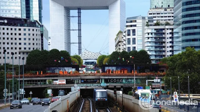 Quartier d’affaires de La Défense illustrant la décision Fitch sur la note de la France