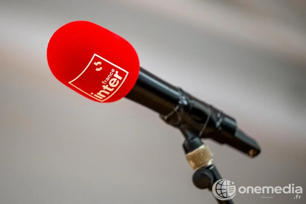 Microphone rouge portant le logo de France Inter