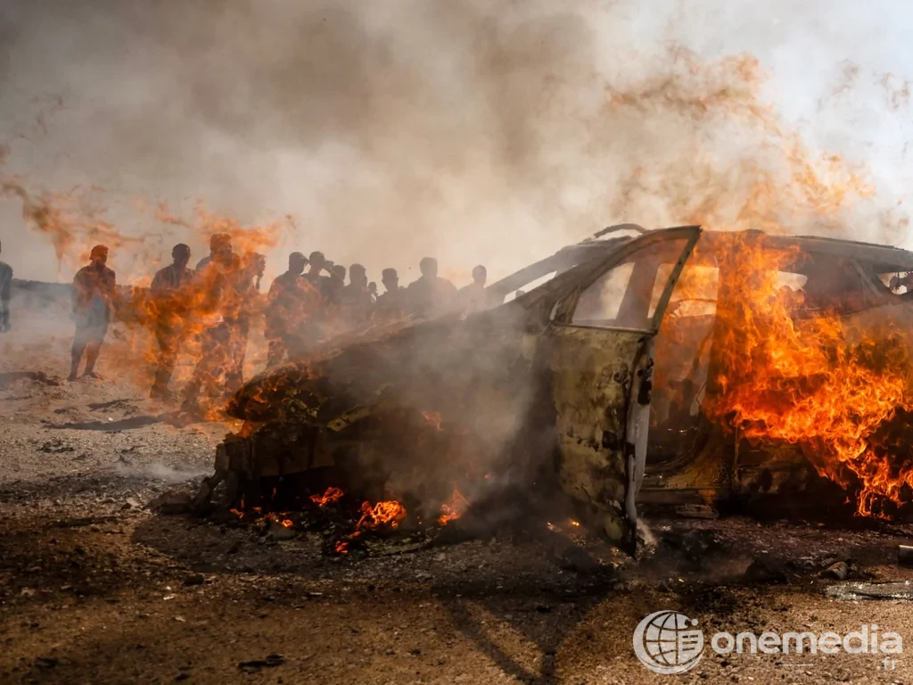 Un véhicule en feu après une frappe au sud de la ville de Gaza, le 13 août 2026.