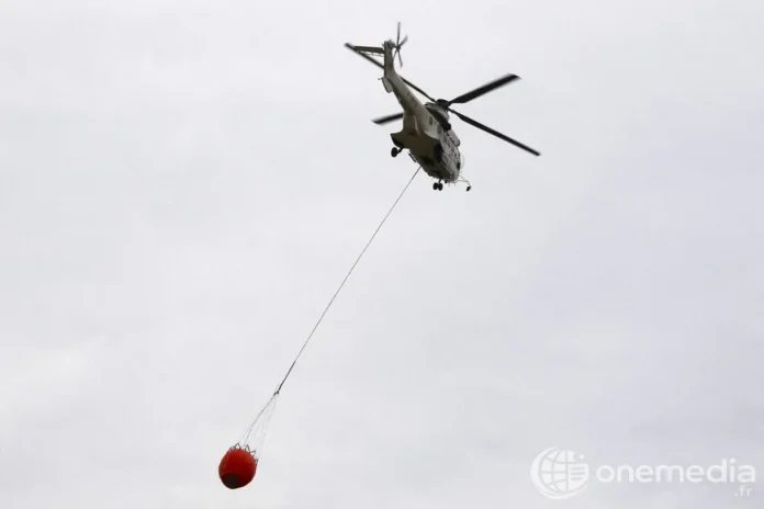 Hélicoptère bombardier d'eau mobilisé lors d'un incendie de végétation