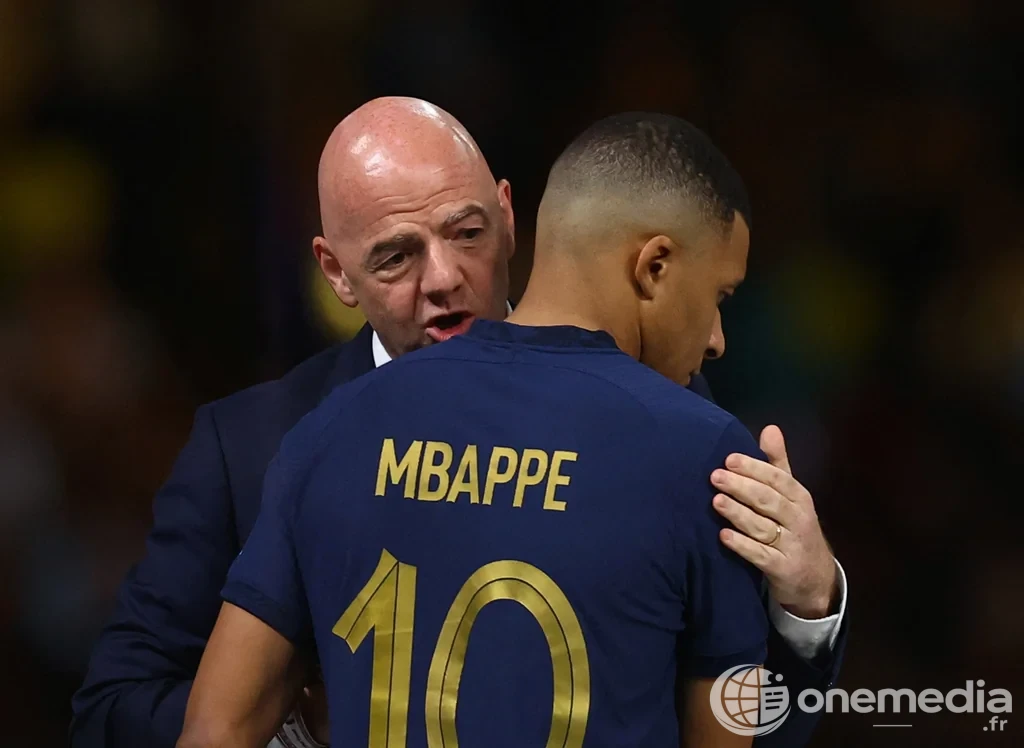 Gianni Infantino s’adresse à Kylian Mbappé, de dos avec le maillot de la France, lors de la finale de la Coupe du monde 2022.