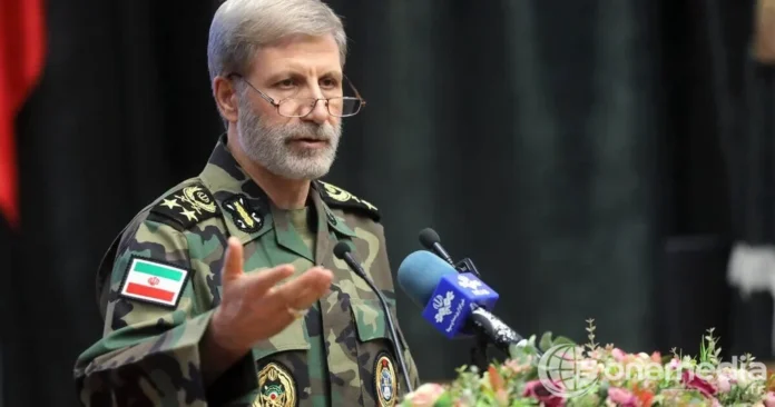 Amir Hatami, chef de l’armée iranienne, s’exprime devant des microphones