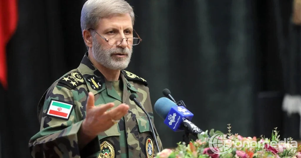 Amir Hatami, chef de l’armée iranienne, s’exprime devant des microphones