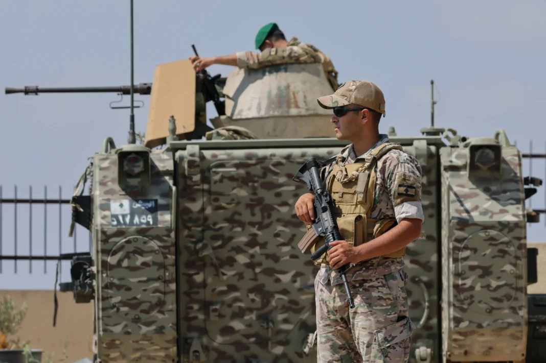 Soldats de l’armée libanaise devant des véhicules militaires dans le sud du Liban.