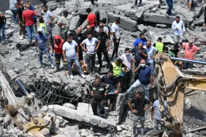 Habitants et secouristes au milieu des décombres d’un bâtiment détruit dans le sud du Liban.