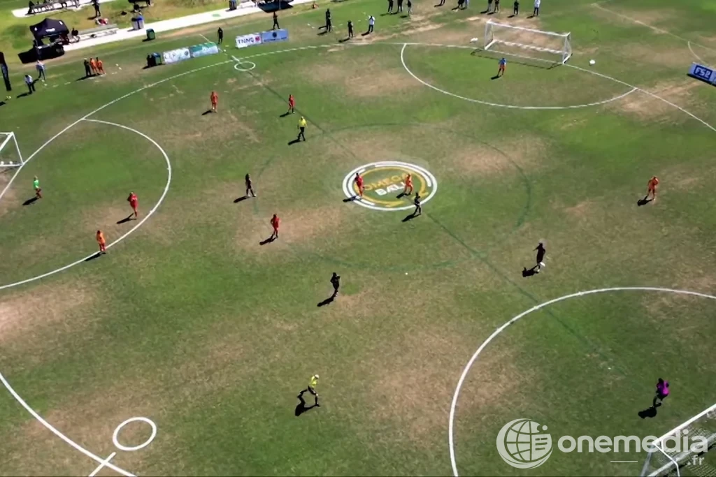 Vue aérienne d’un match d’Omega Ball sur un terrain circulaire à trois buts