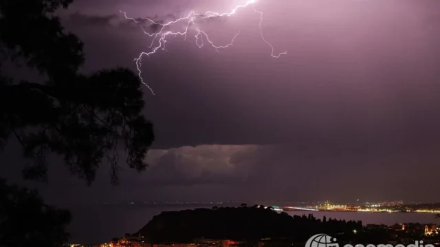 Éclairs au-dessus de la baie des Anges à Nice pendant les orages du 24 août 2026