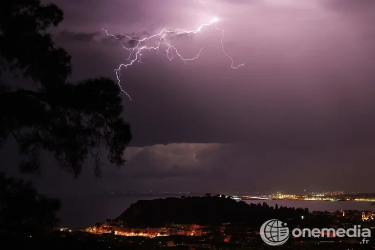 Éclairs au-dessus de la baie des Anges à Nice pendant les orages du 24 août 2026