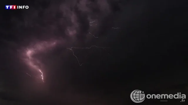 Foudre sous un ciel orageux
