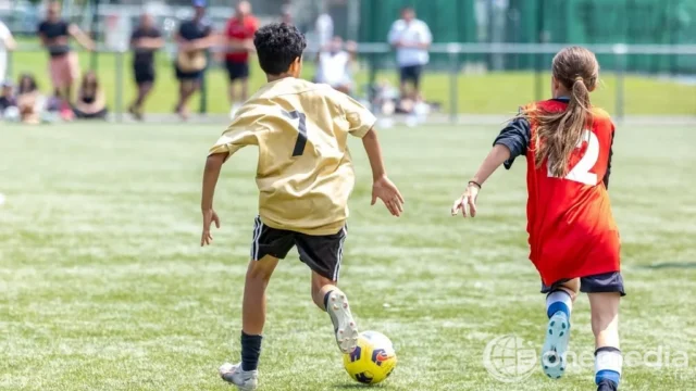 Jeunes pratiquant un sport en extérieur, illustration du Pass’Sport