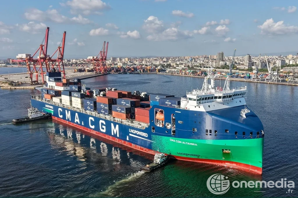 Navire porte-conteneurs CMA CGM manœuvrant devant les grues et conteneurs du port de Lattaquié