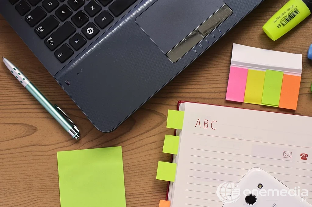 Bureau avec ordinateur portable, carnet et notes adhésives