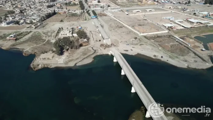 Vue aérienne d’un pont et d’une route traversant l’Euphrate à Raqqa.