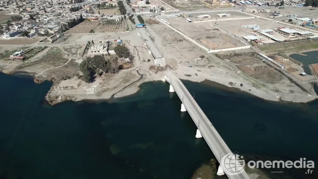 Vue aérienne d’un pont et d’une route traversant l’Euphrate à Raqqa.