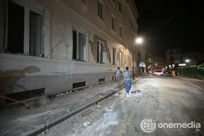 Bâtiment endommagé après le séisme dans la région de Naples