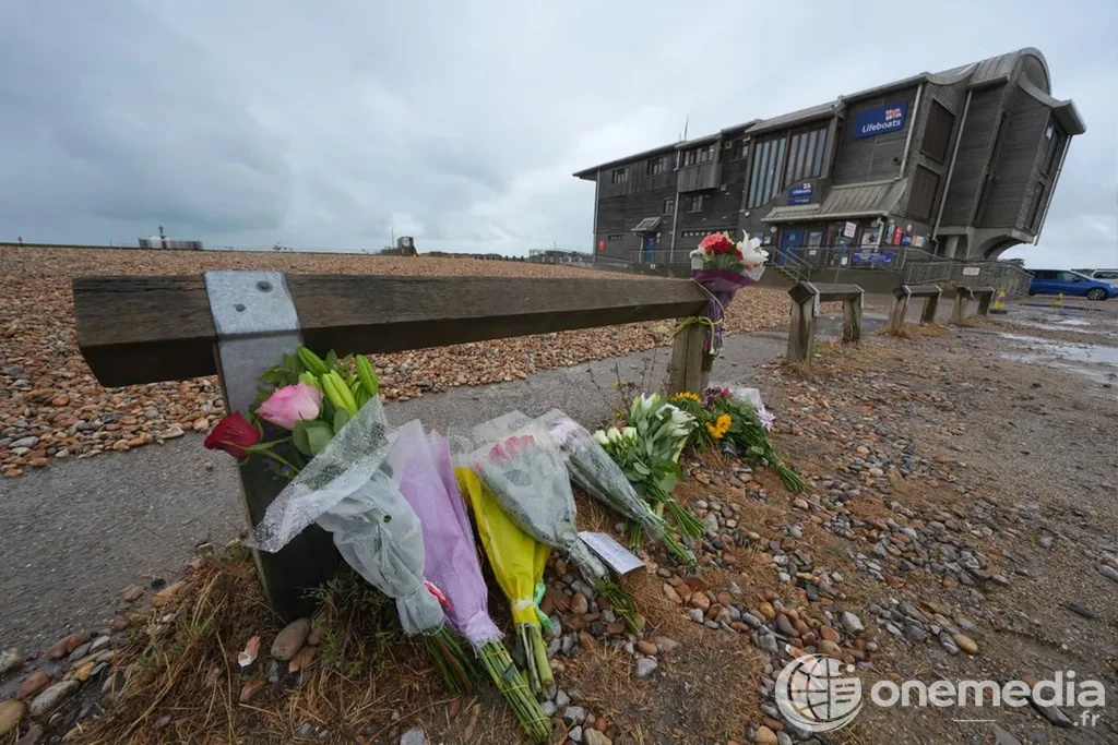 Fleurs déposées sur la plage de Shoreham-by-Sea après le drame.